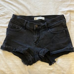 Abercrombie women’s size 25 (0) black shorts. In good condition.